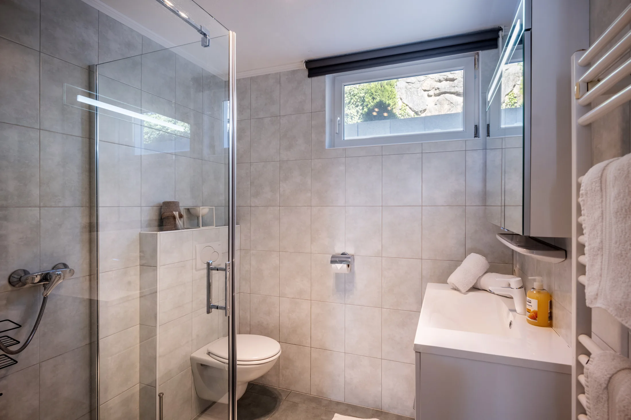 Modernes Badezimmer mit Dusche