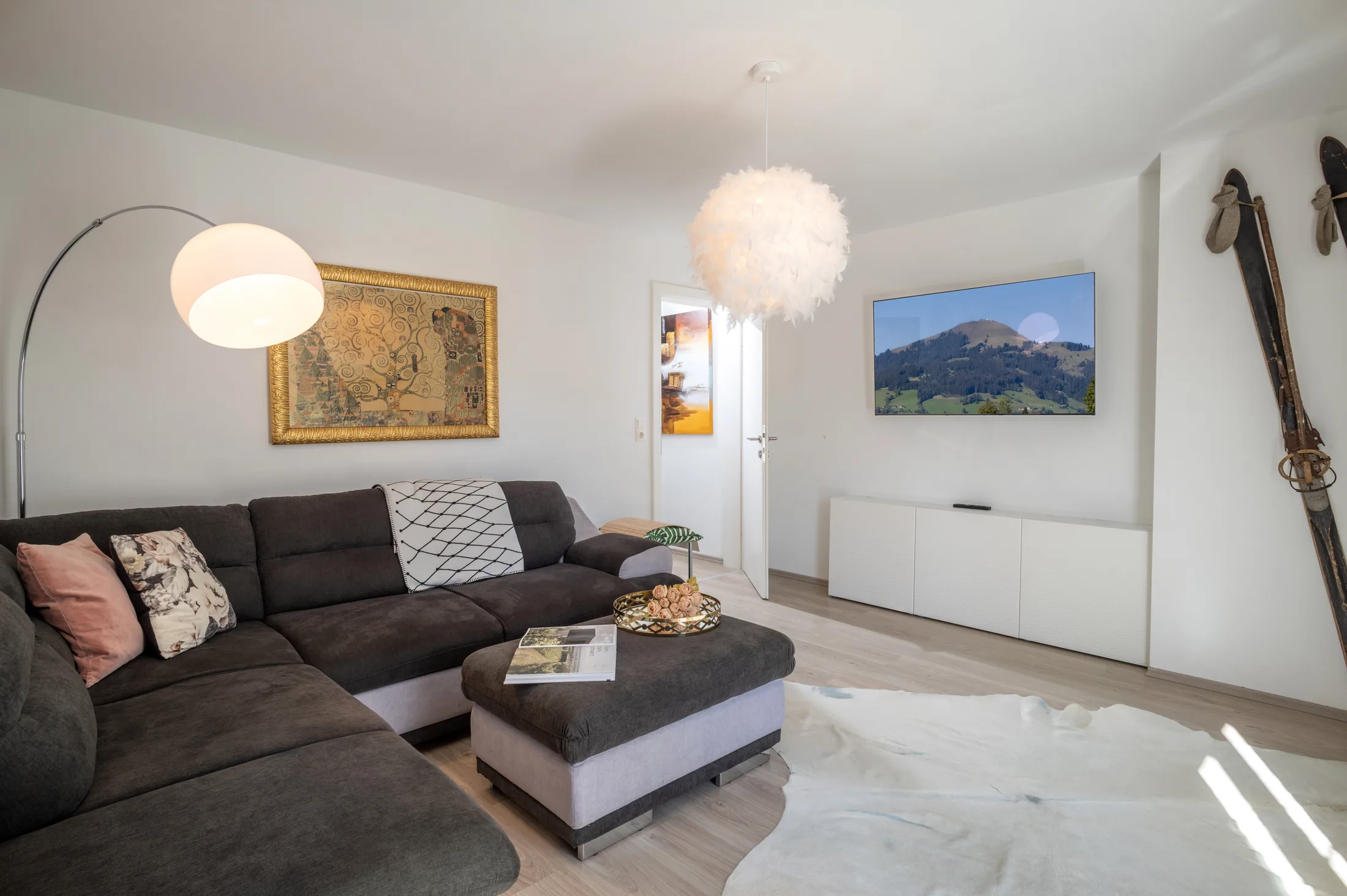 Gemütlicher Wohnbereich mit Sofa und Smart-TV