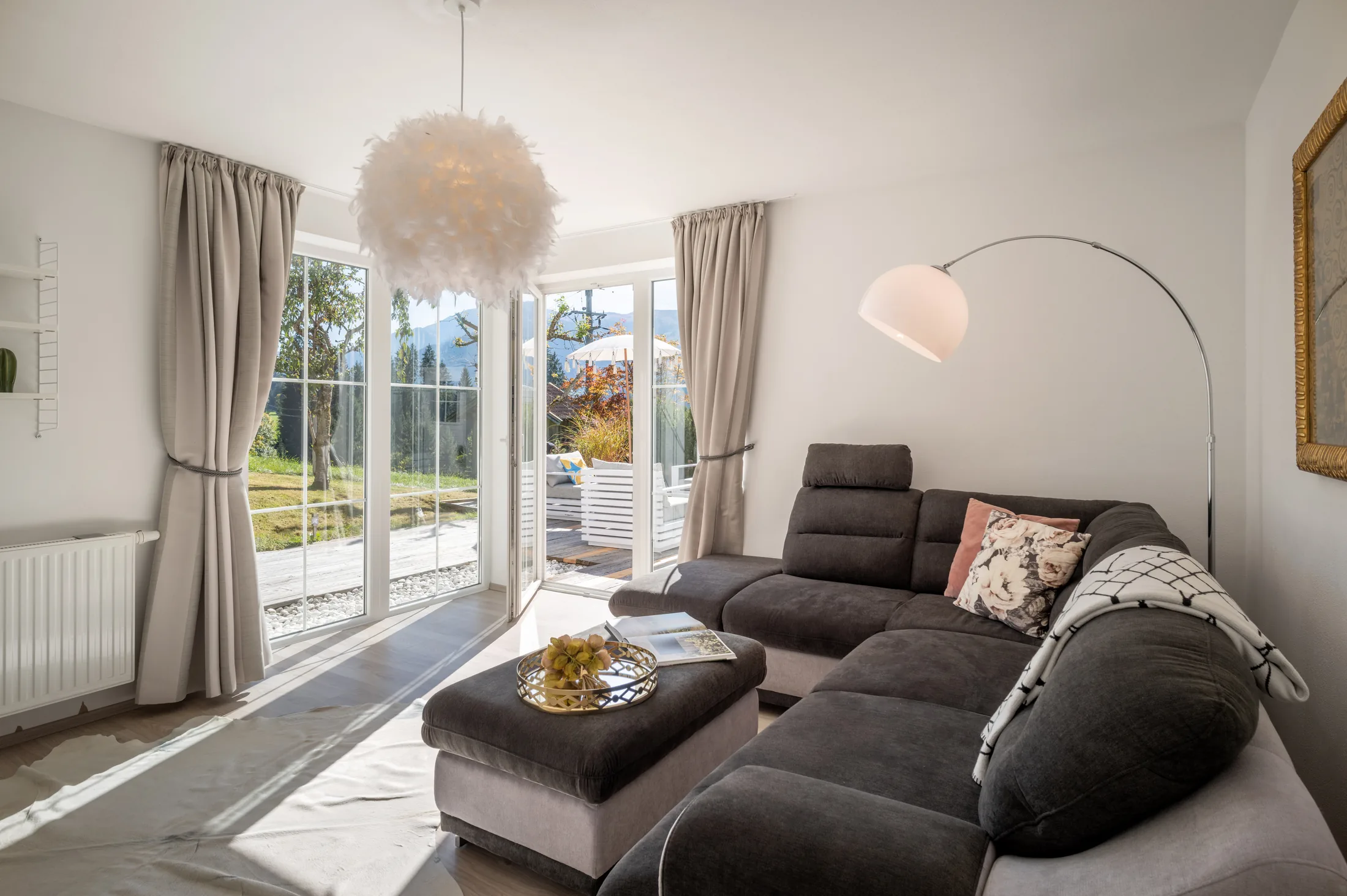 Helles Wohnzimmer mit Zugang zur Terrasse