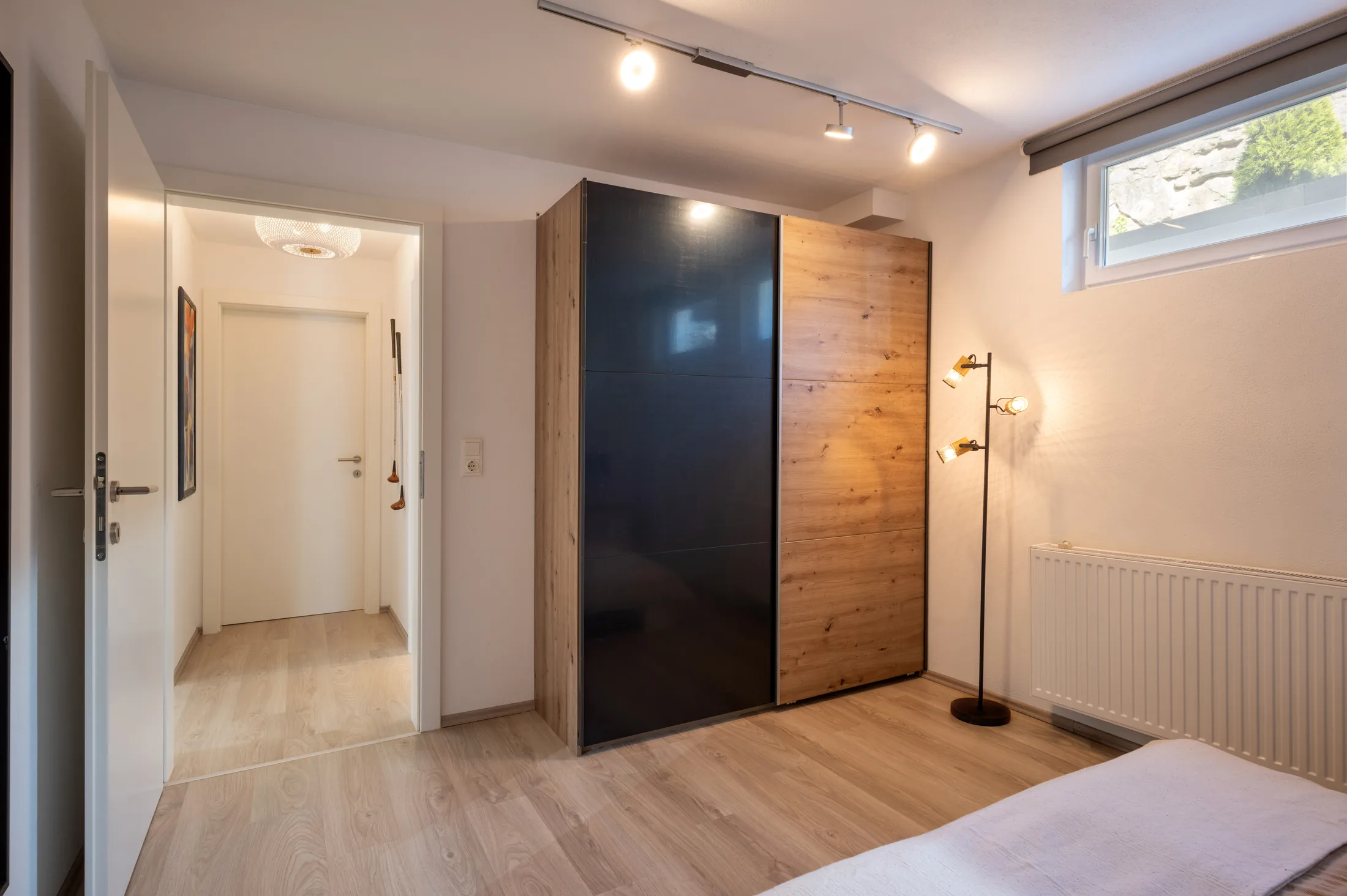 Schlafzimmer mit Garderobe und Eingangsbereich