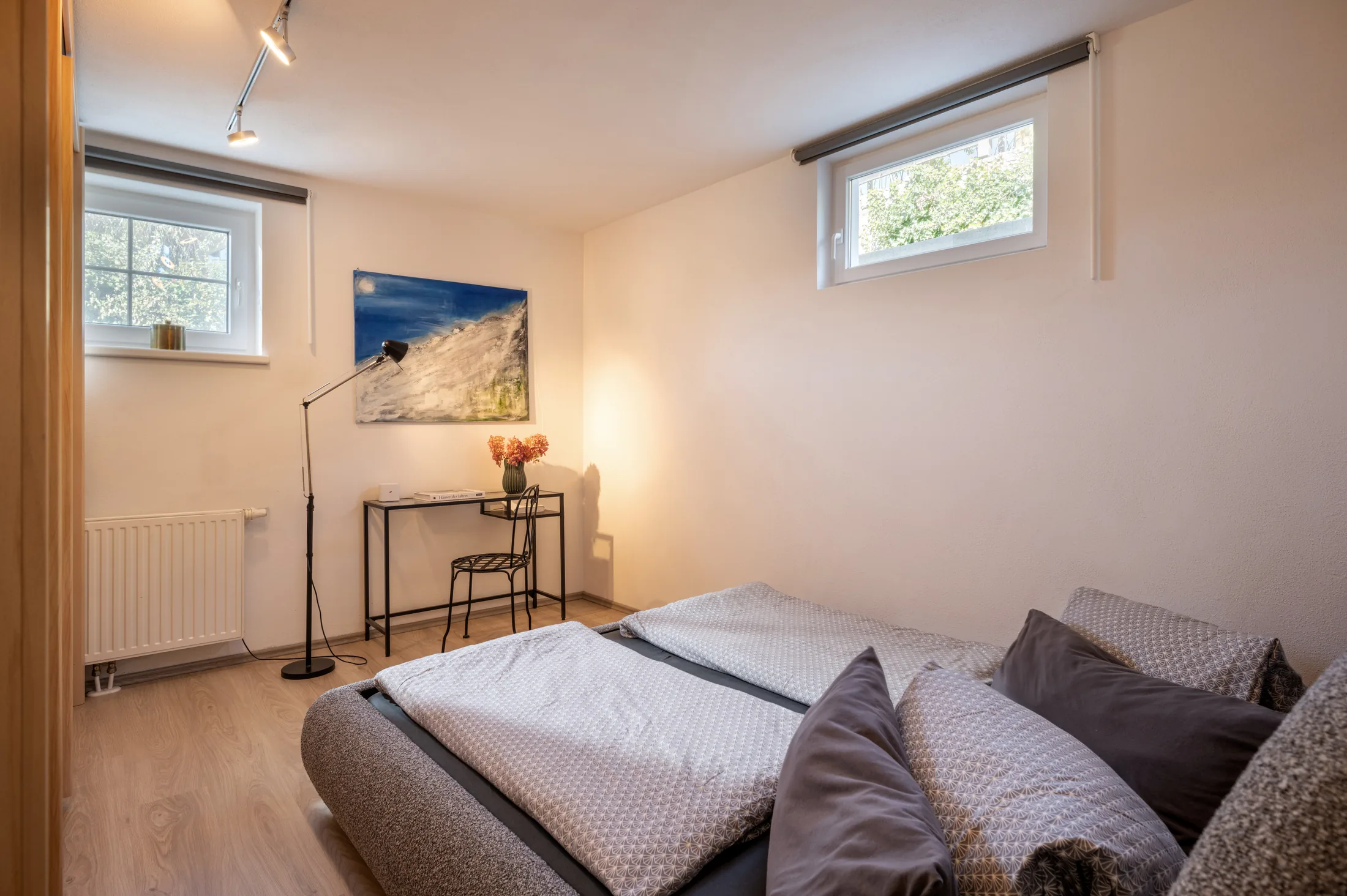 Schlafzimmer mit Doppelbett und Bergmotiv