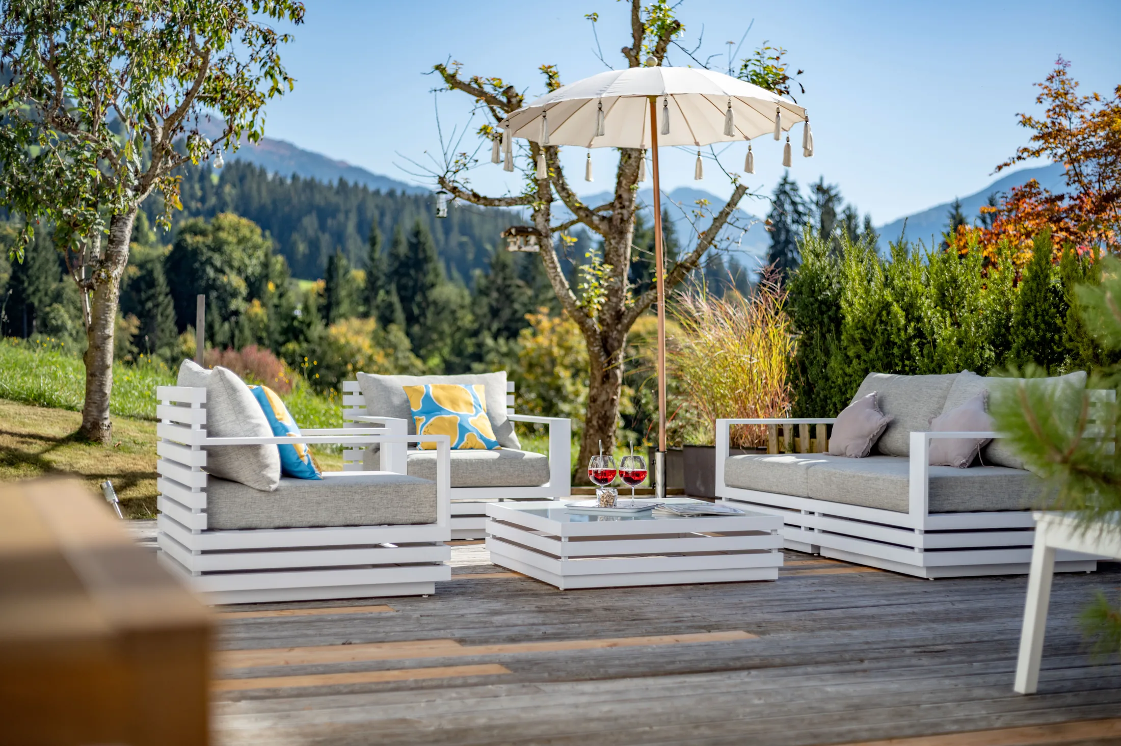 Sonnige Terrasse mit gemütlicher Sitzecke