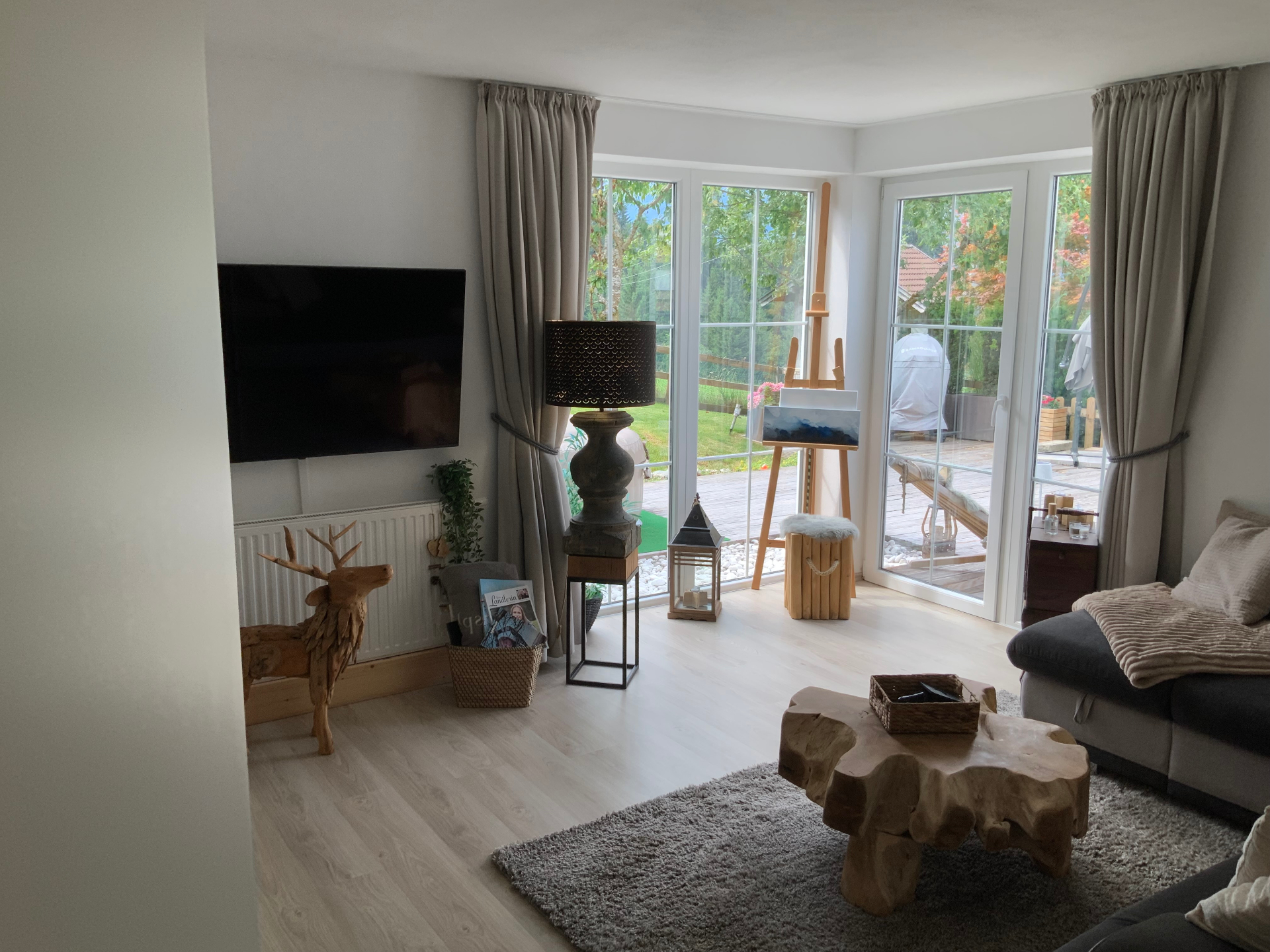Wohnzimmer mit Panoramafenstern und Terrassenzugang