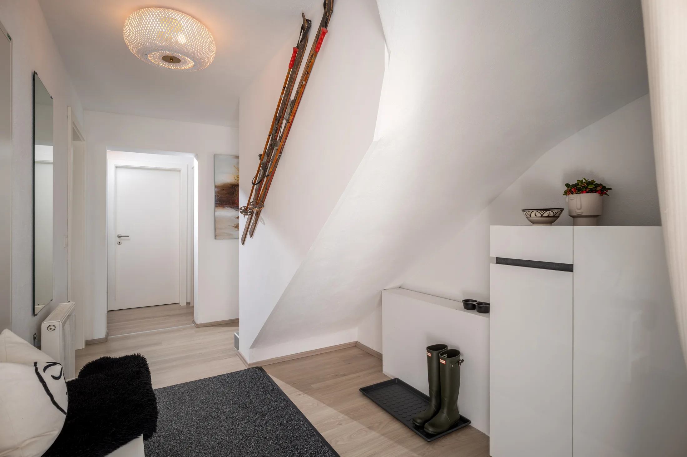 Heller Eingangsbereich mit Garderobe