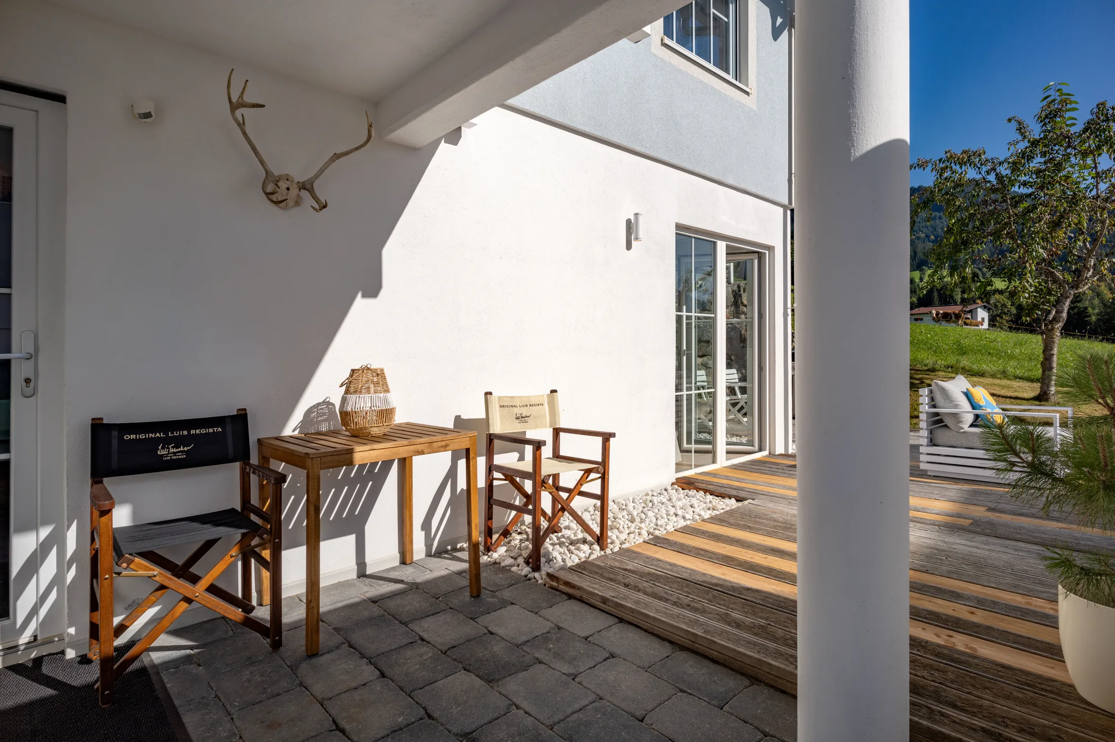 Überdachter Eingang und Terrasse des Appartements