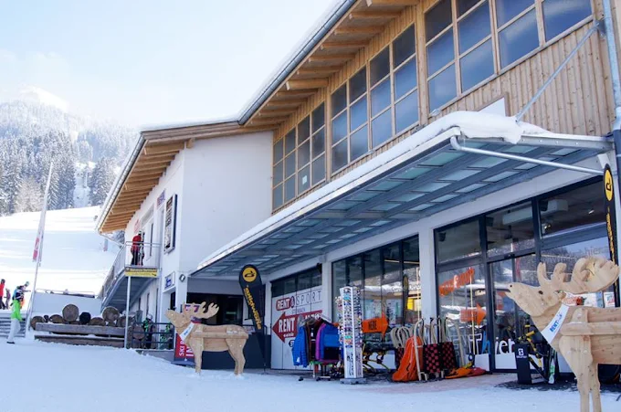 Renthier Sportshop im Winter direkt an der Gondel