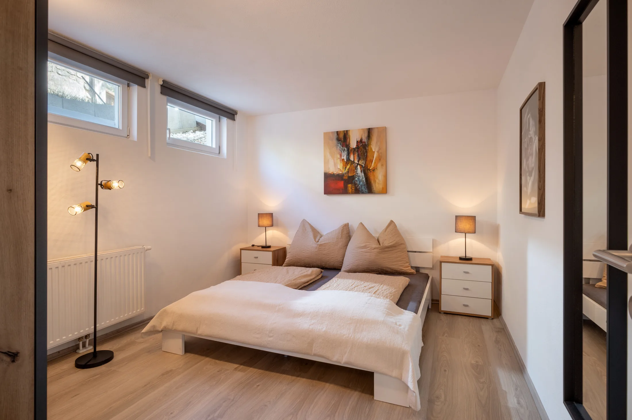Geräumiges Schlafzimmer mit Doppelbett